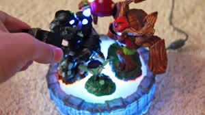 Base skylanders y 2 mu&ntilde;ecos